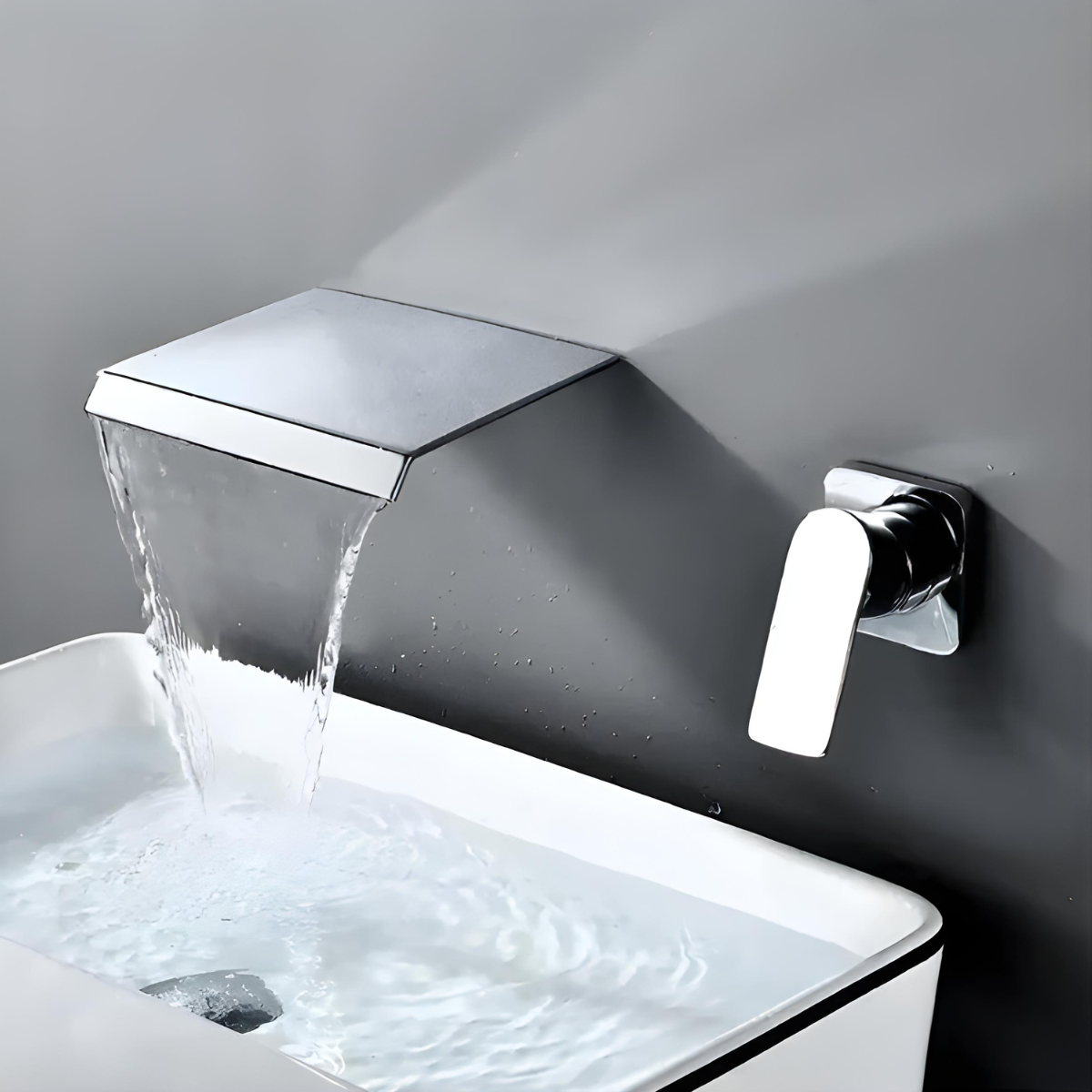 Torneira de parede cascata monocomando para banheiro Milon em cromado com água fluindo