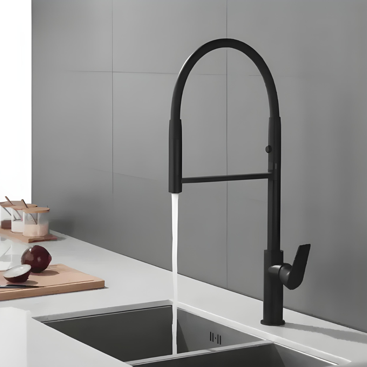 Torneira Gourmet Cozinha Monocomando Duo Premium Luxo Hellenc preta com água fluindo na pia.