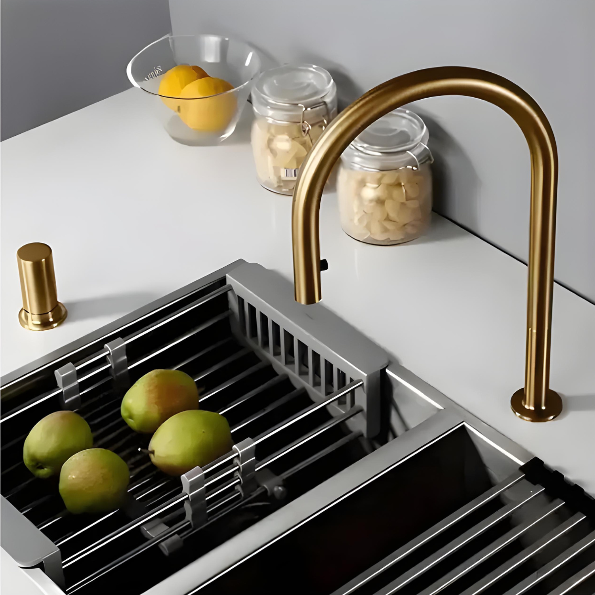 Torneira Gourmet Cozinha Monocomando Versalles dourada com pia de inox e frutas.