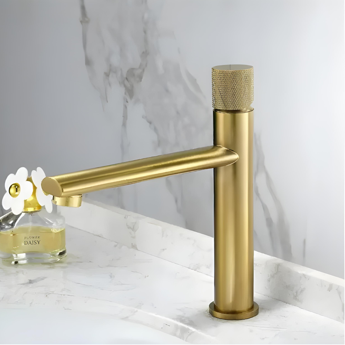 Torneira monocomando para banheiro Home Deccori modelo Yanco em dourado fosco sobre bancada branca