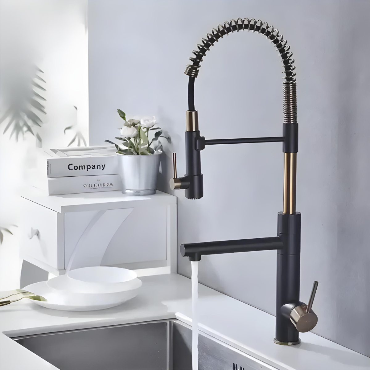 Torneira Gourmet Cozinha Monocomando Santorini preta e dourada com ducha flexível e design luxo.