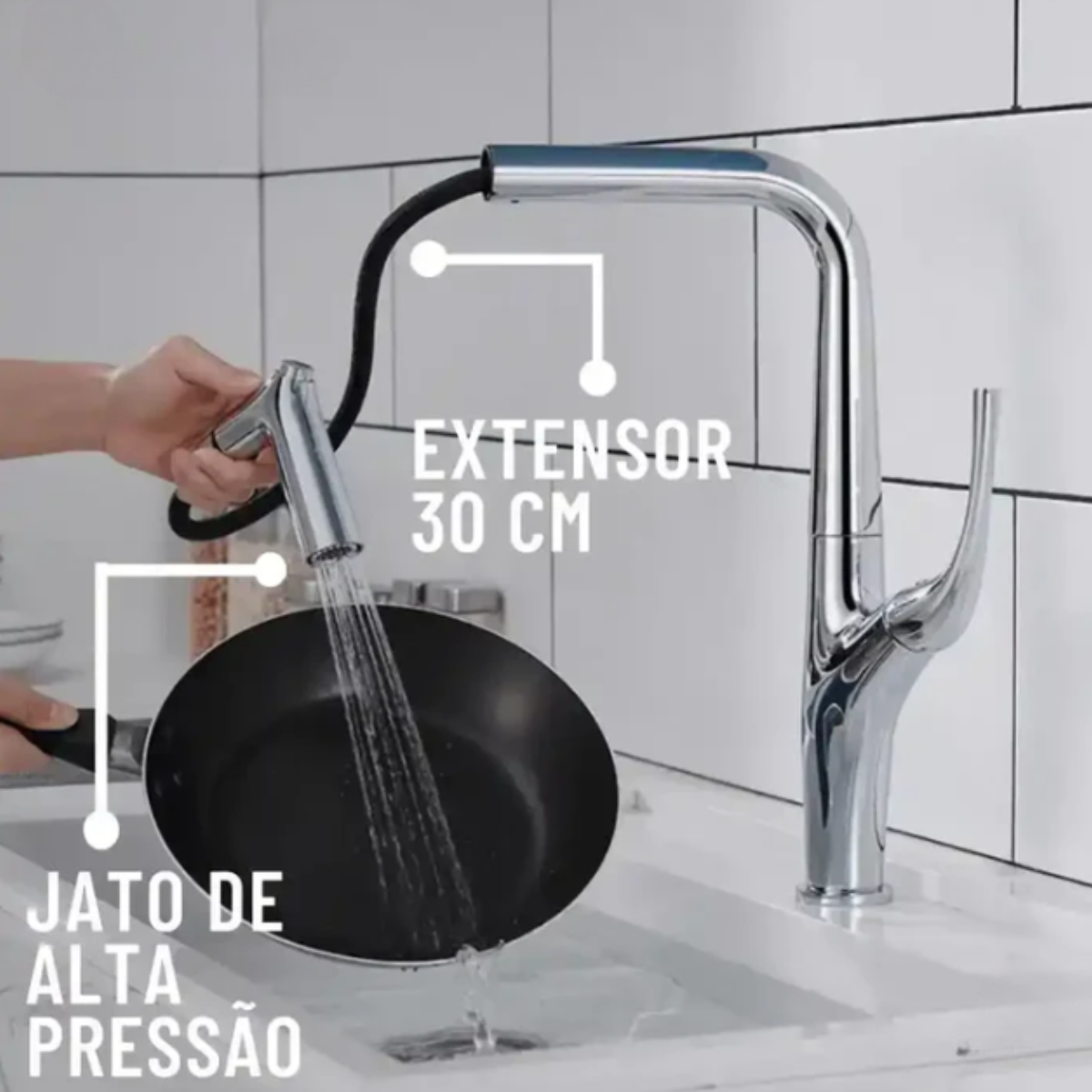 Torneira Gourmet Jasmine com extensor de 30cm e jato de alta pressão lavando frigideira.