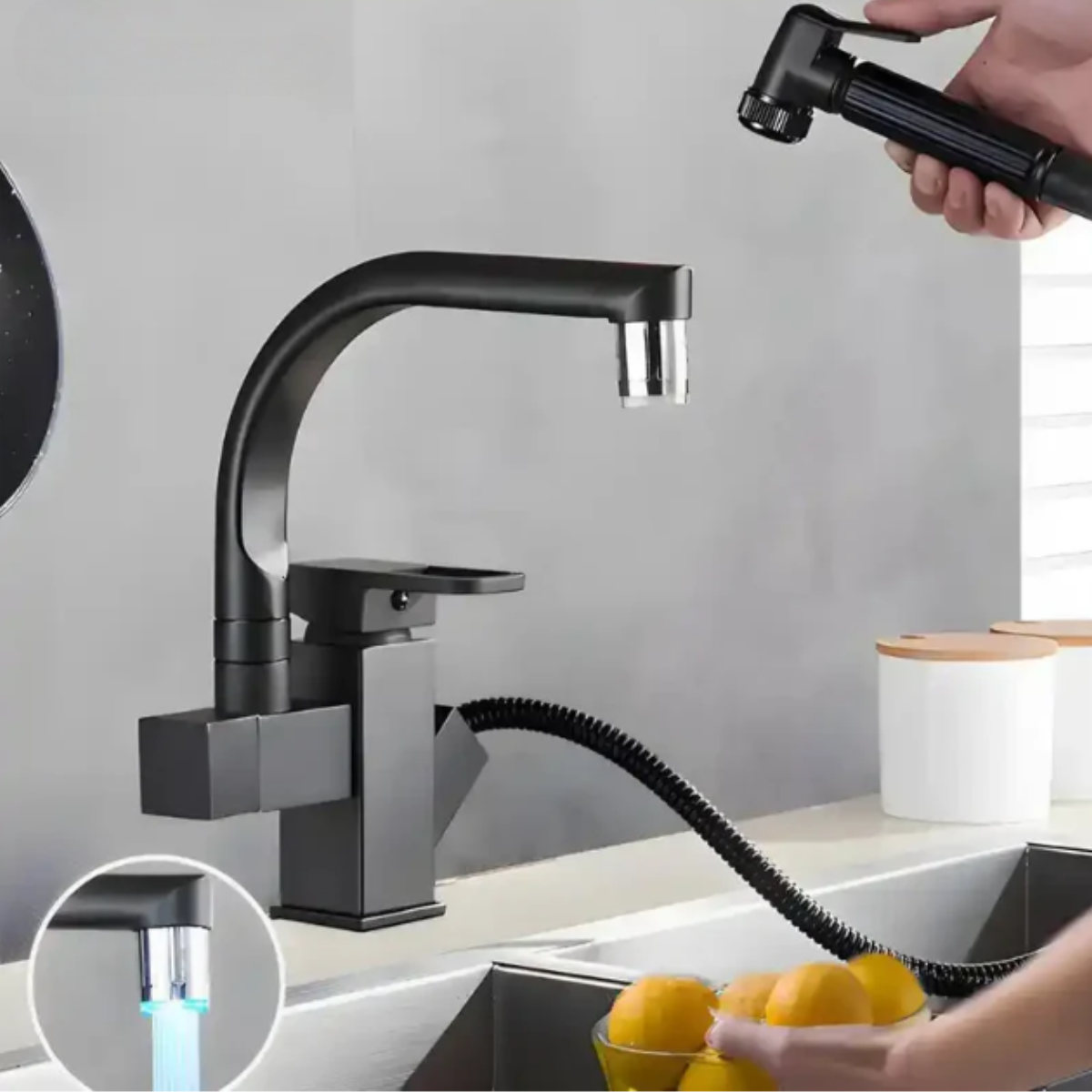 Torneira Gourmet Cozinha Monocomando Extensível Primee na cor preta com ducha manual.