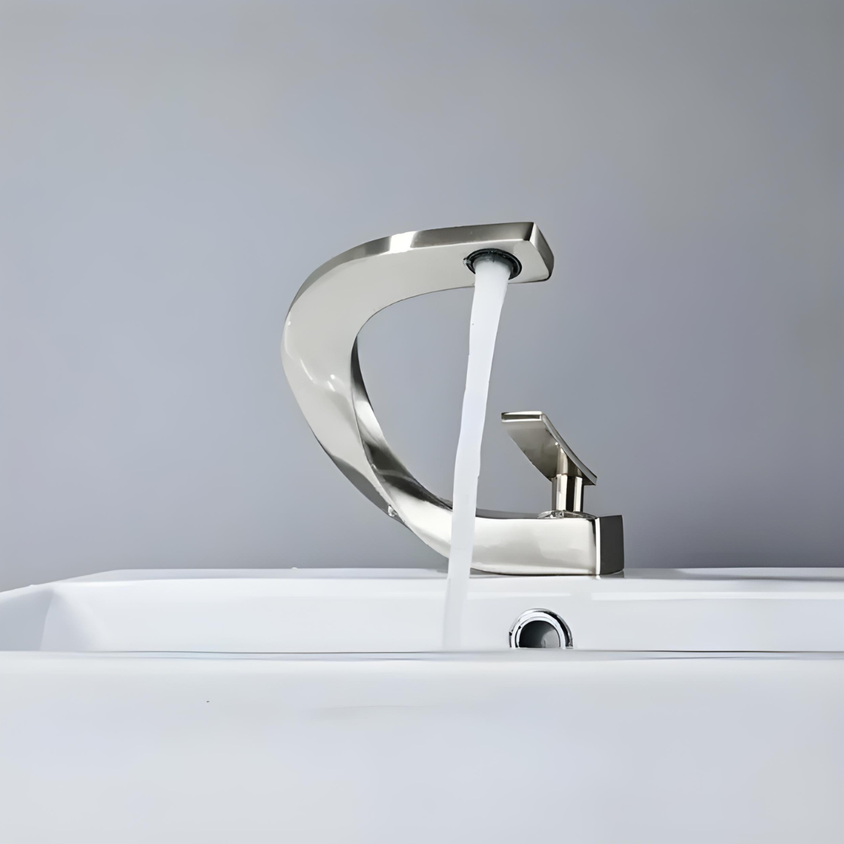 Torneira monocomando para banheiro lavatório Prestige em cromado com design moderno e água fluindo