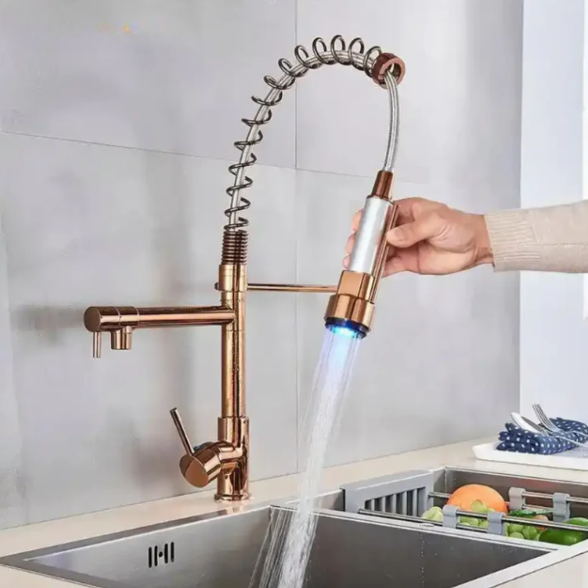 Torneira de cozinha monocomando gourmet LED bronze da Homedeccori com mola e jato de água.