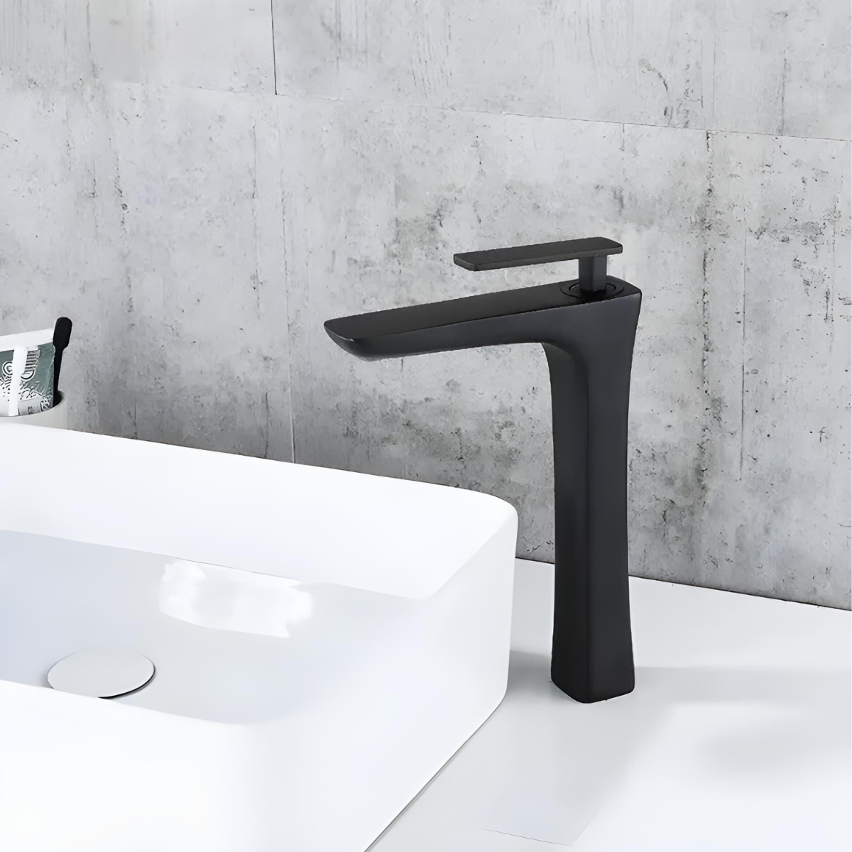 Torneira para banheiro monocomando Palazzo de design moderno na cor preta fosca.