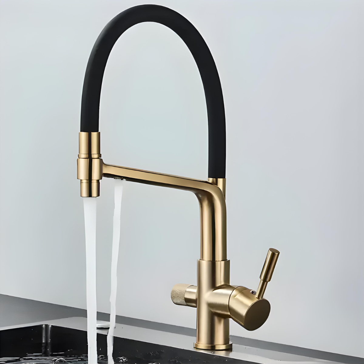 Torneira Gourmet Monocomando Extensível Azzurra em dourado com silicone preto e saída de água.