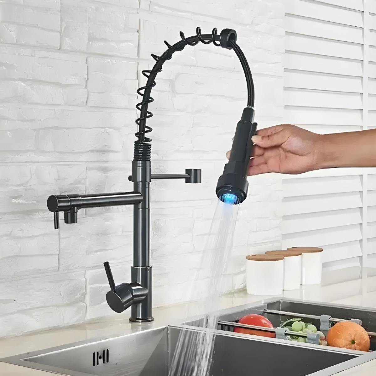 Torneira gourmet monocomando com mola e LED azul em bancada de cozinha.