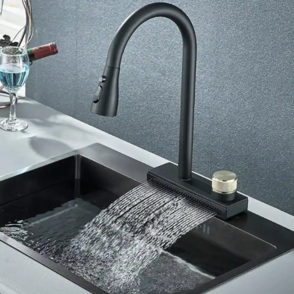 Torneira Gourmet Monocomando Raffinata preta com spray e cascata em pia de cozinha moderna