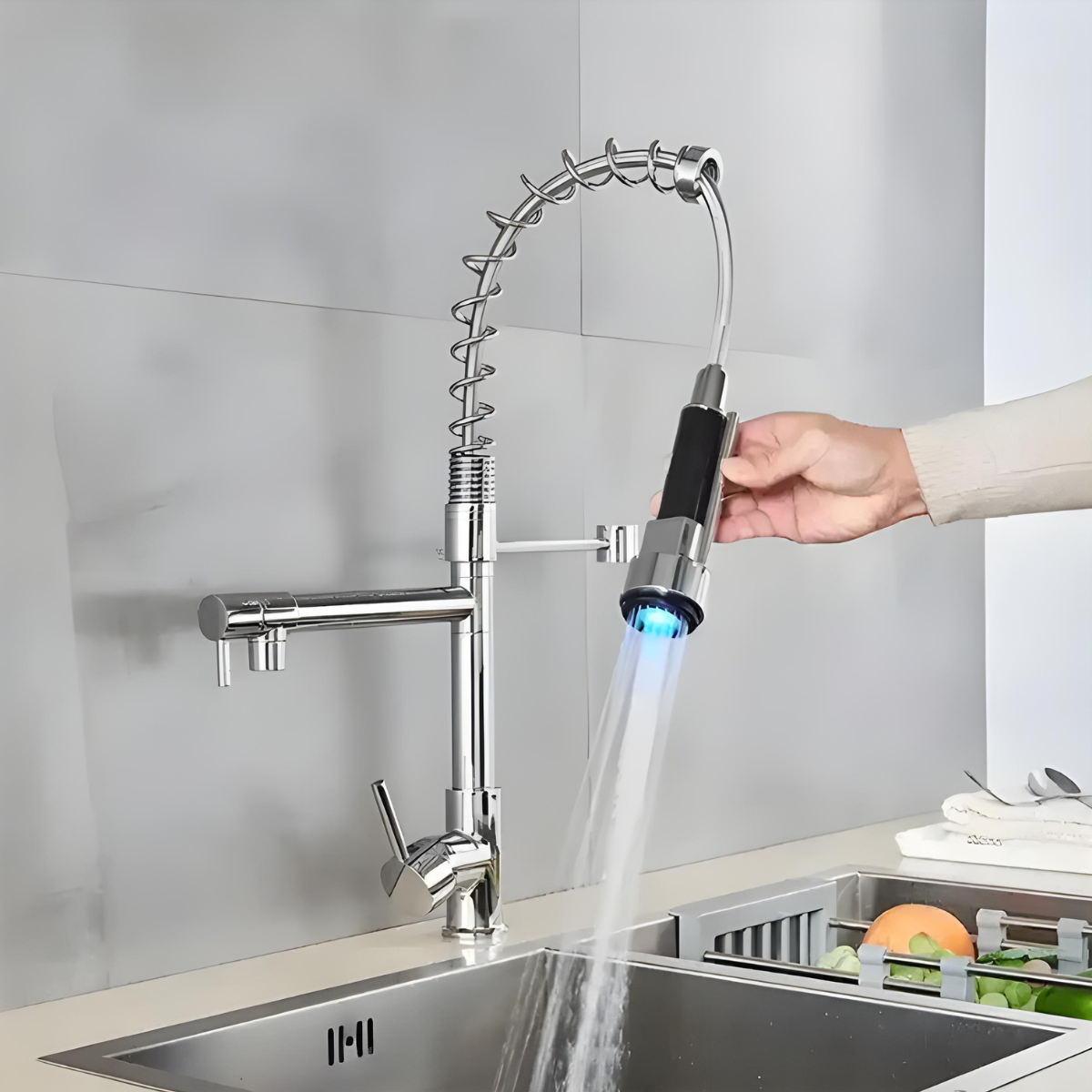 Torneira gourmet monocomando Homedeccori com mola, LED azul e ducha giratória em inox.