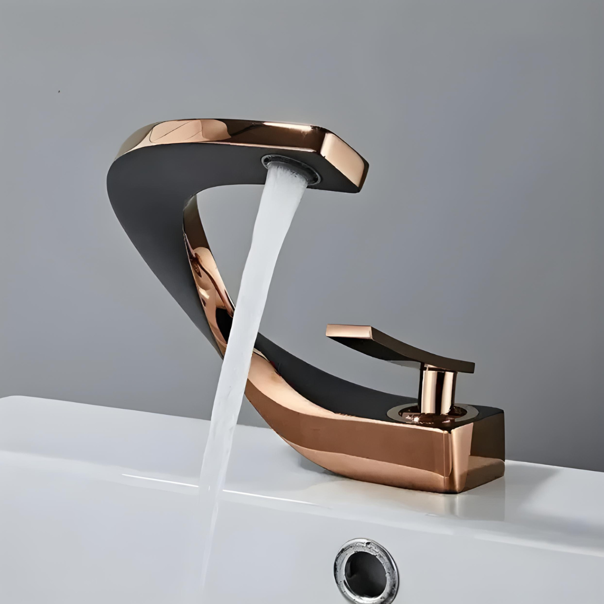 Torneira misturador monocomando Banheiro Lavatório Prestige em rose gold e preto com água fluindo