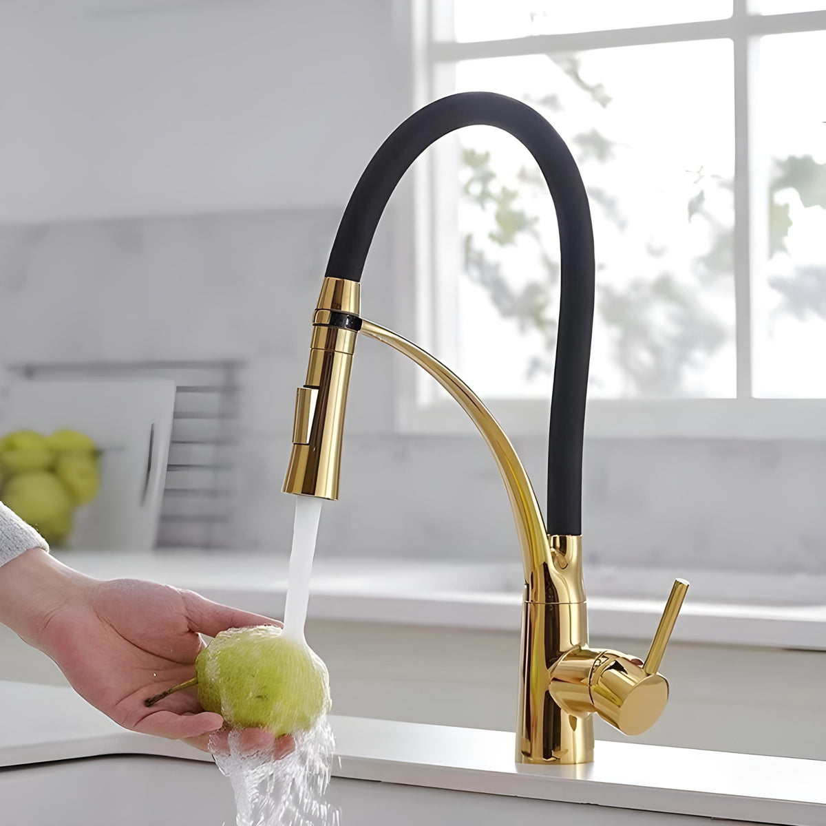 Torneira Gourmet Monocomando Extensível Baikal da Homedeccori lavando uma maçã verde.