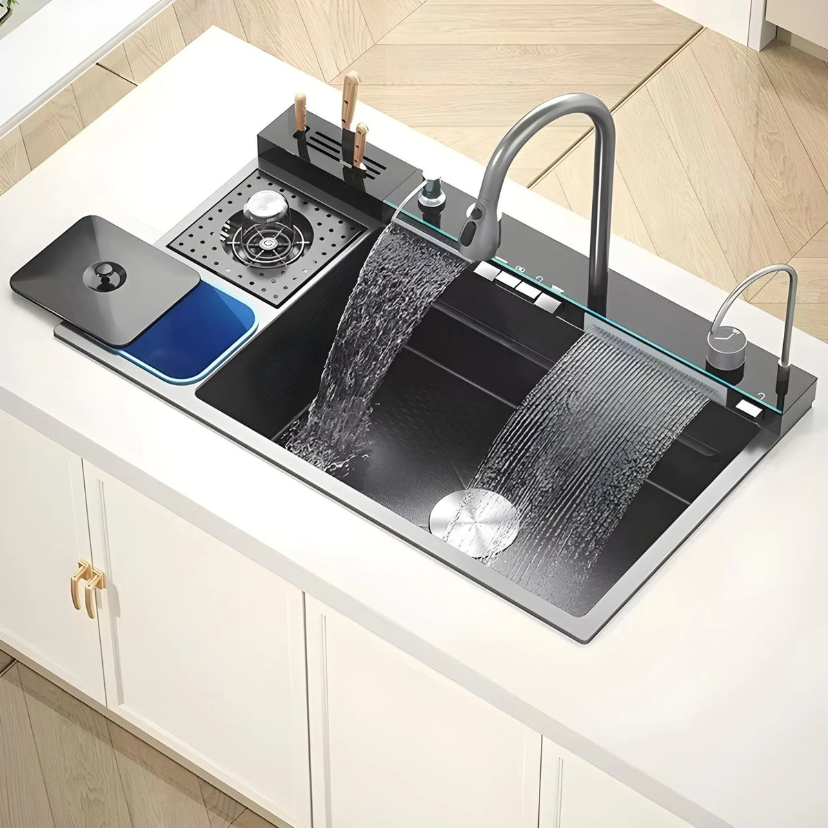 Pia de cozinha moderna e luxuosa com acabamento preto, torneira premium e acessórios embutidos em bancada branca.