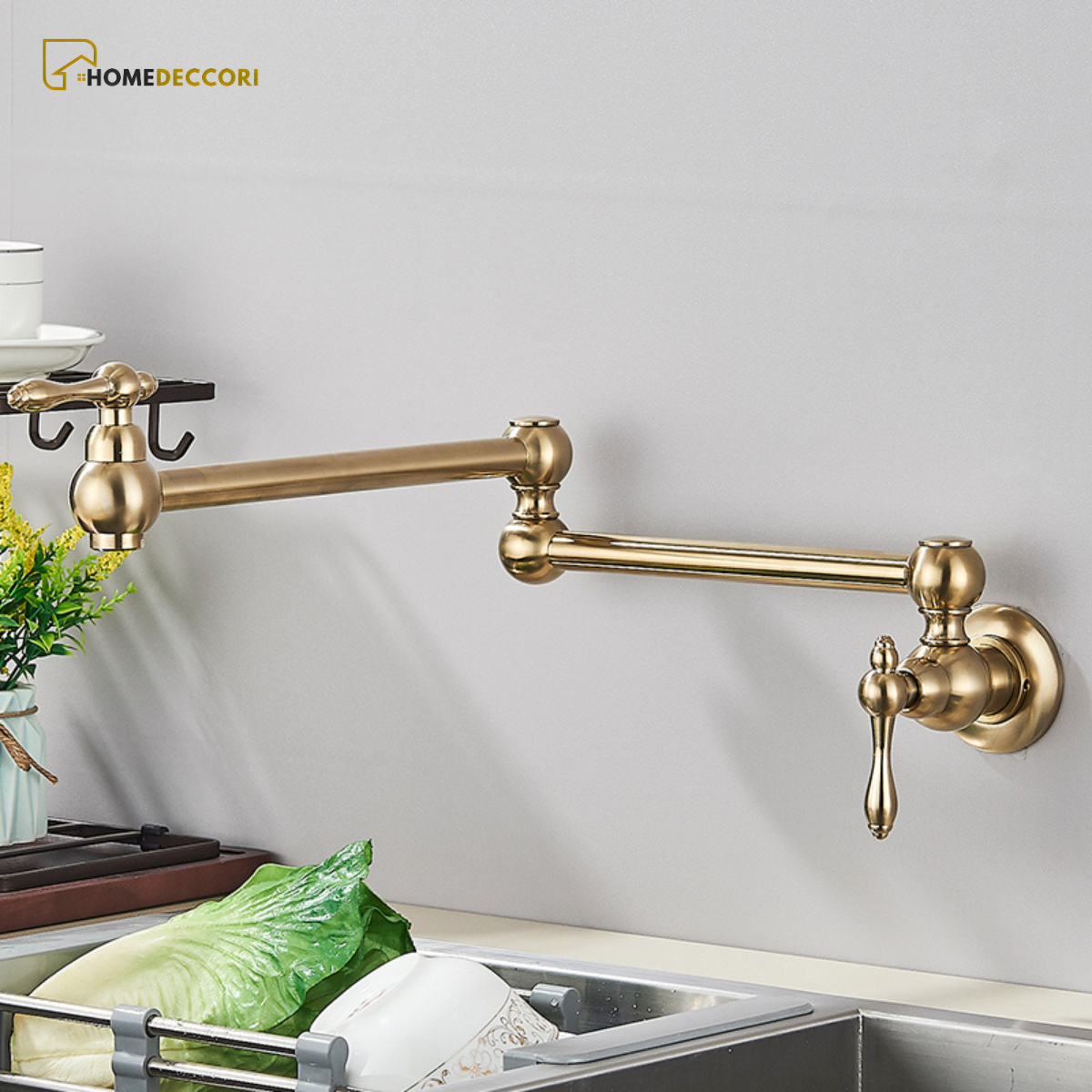 Torneira articulada de parede Homedeccori modelo Veneza em acabamento dourado para cozinha.