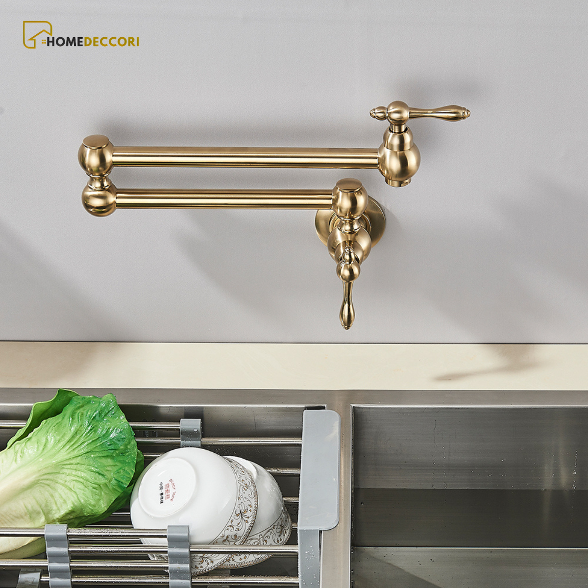Torneira articulada de parede em inox dourado Veneza para cozinha de luxo.