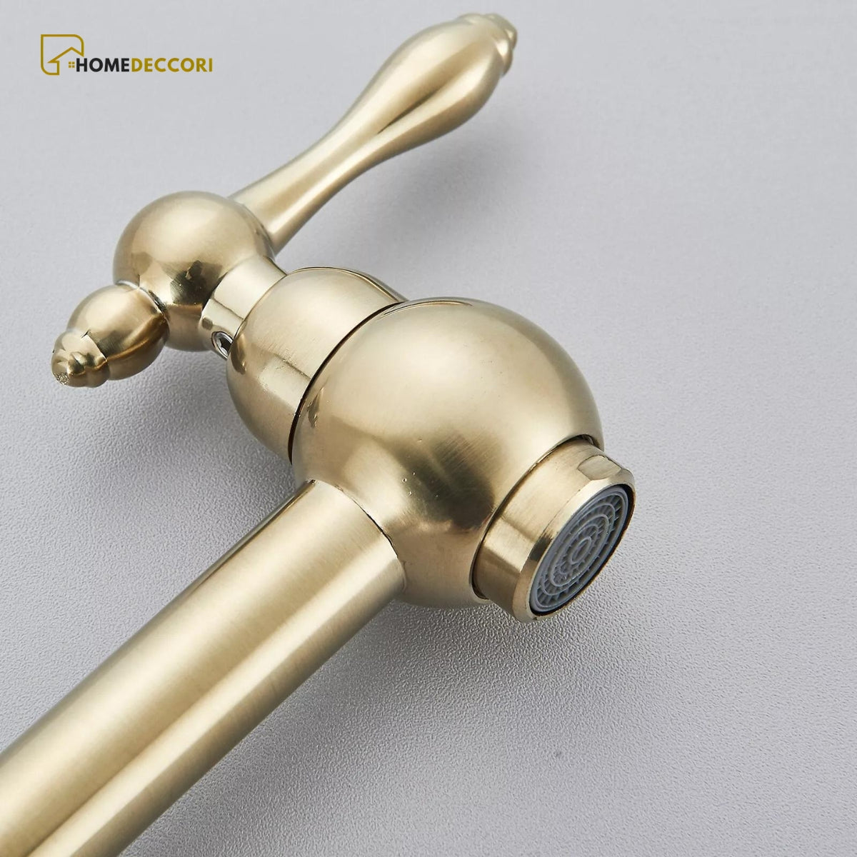 Torneira articulada de cozinha Veneza em acabamento dourado premium.