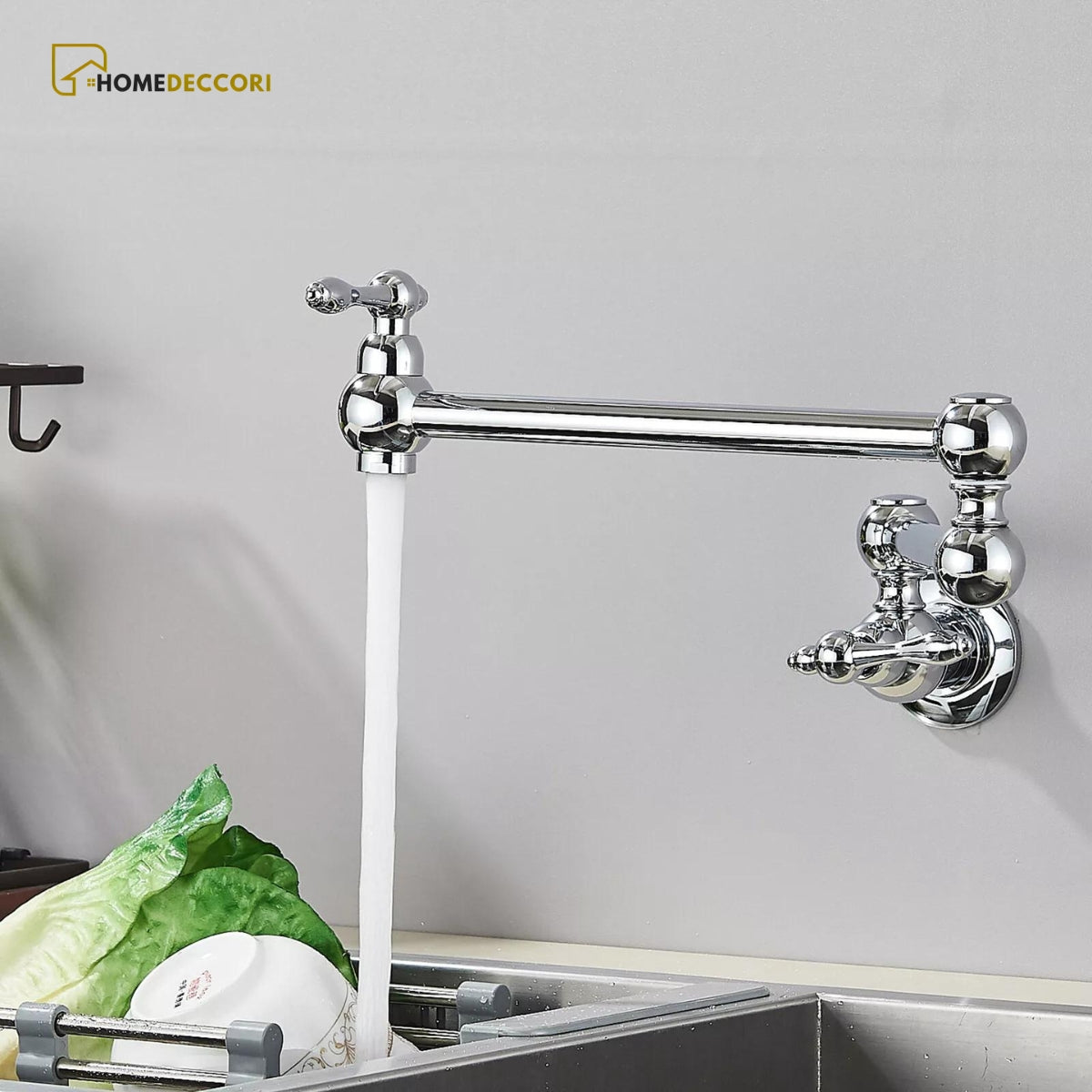 Torneira articulada de parede em inox Veneza da Homedeccori com água corrente na pia da cozinha.