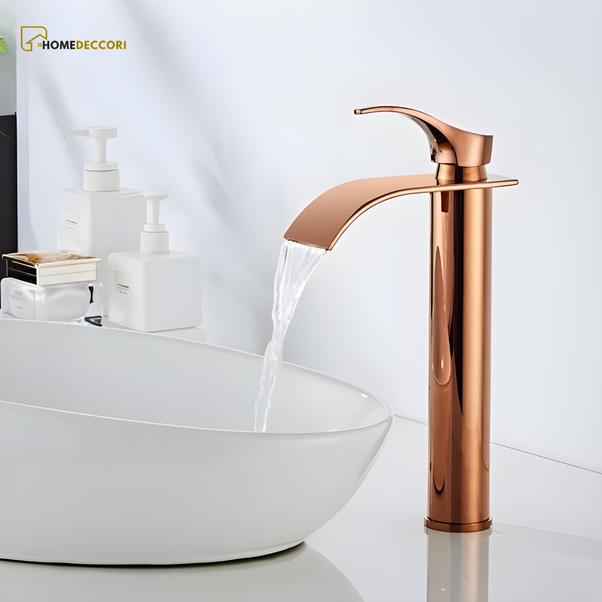 Torneira monocomando bica alta cascata de luxo Homedeccori em tom dourado rosê sobre cuba branca