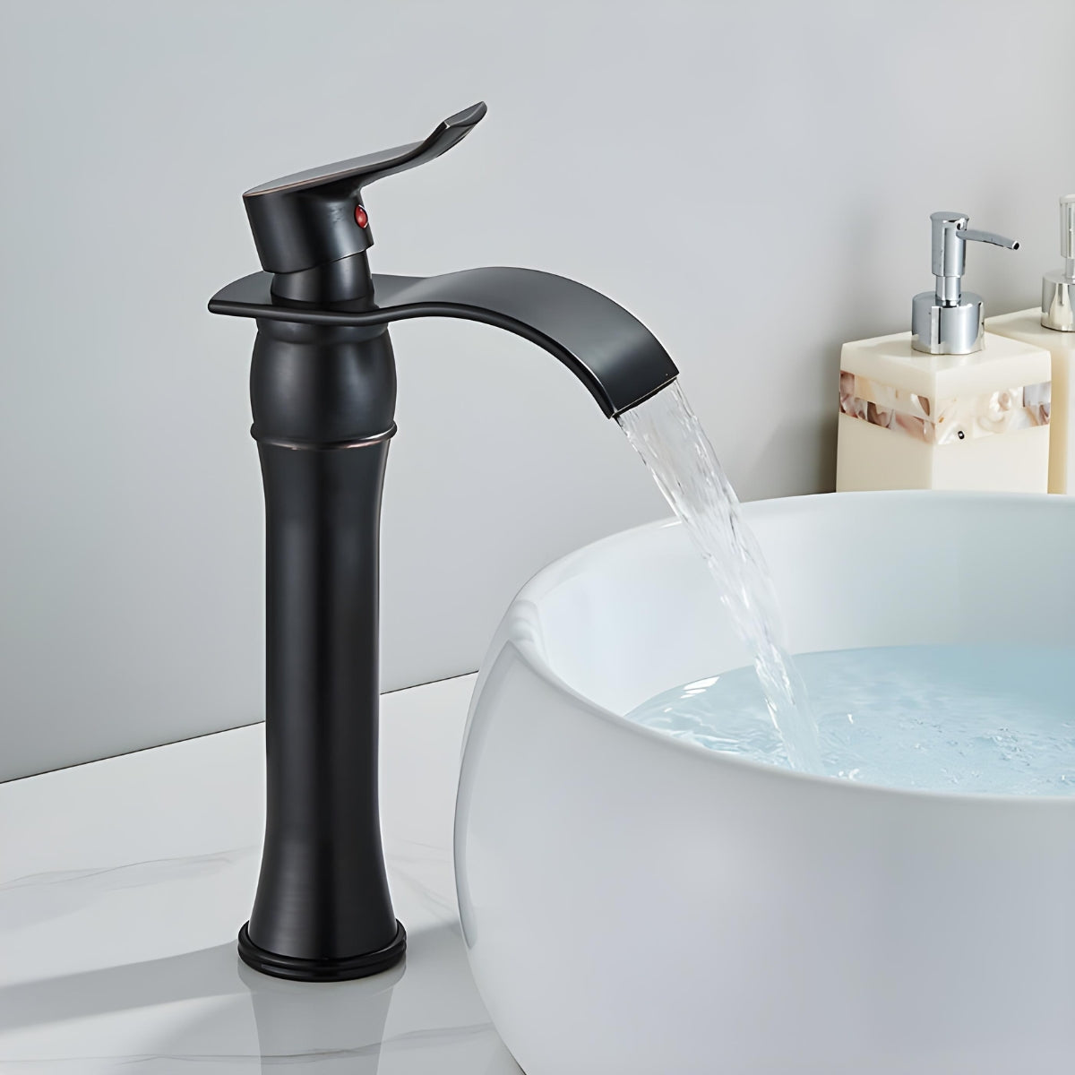 Torneira para banheiro monocomando bica alta preta Homedeccori com efeito cascata em cuba branca