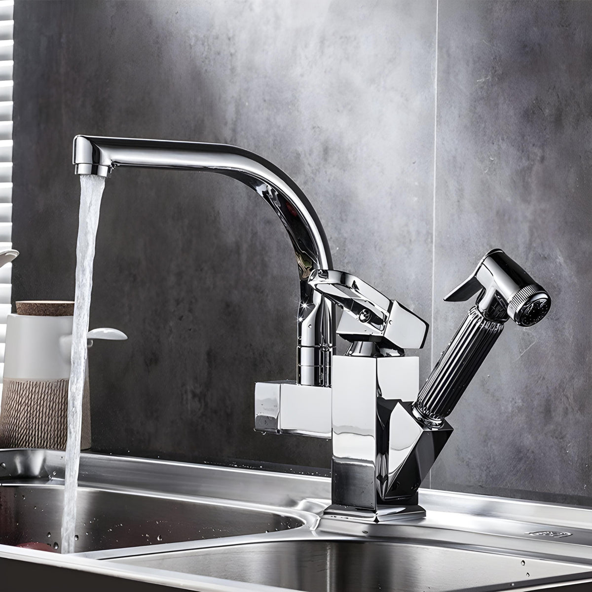 Torneira Gourmet Cozinha Monocomando Extensível Primee cromada com água fluindo na pia