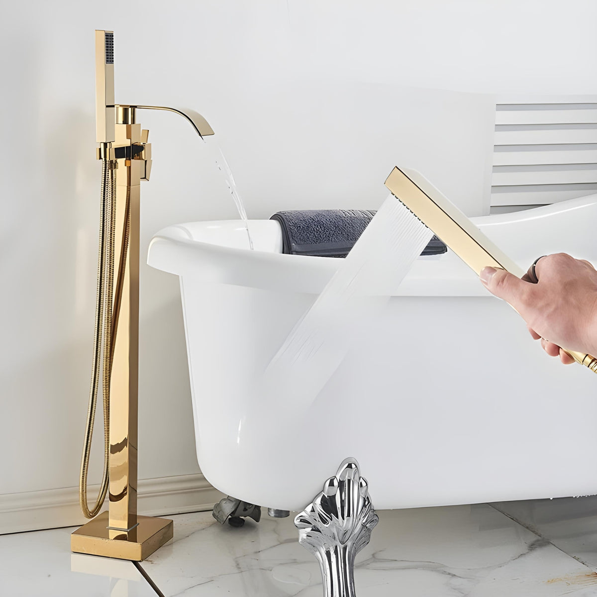 Misturador de piso monocomando cascata Havic dourado com ducha manual para banheira branca