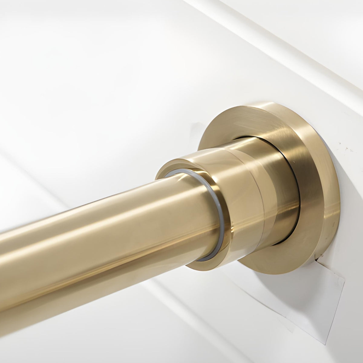 Detalhe do acabamento dourado da torneira de parede monocomando Ólus da Homedeccori.