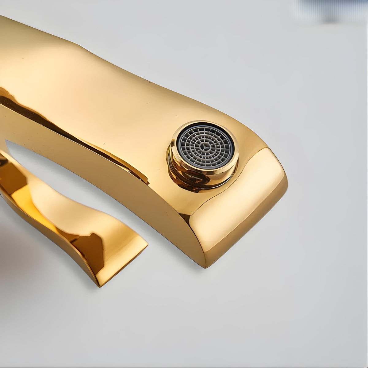 Detalhe do arejador da torneira monocomando para banheiro Votex da Homedeccori em dourado.