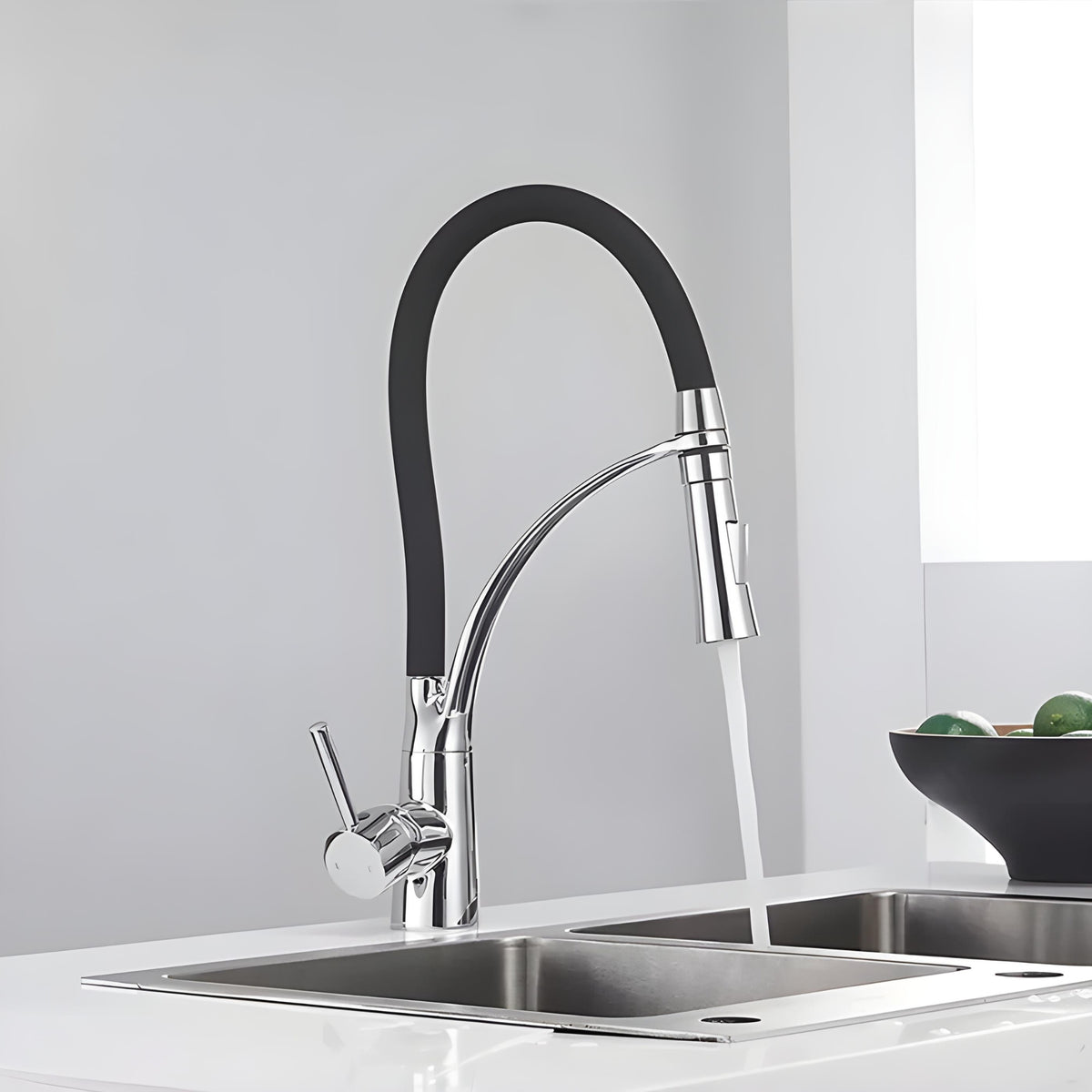Torneira Gourmet Cozinha Monocomando Extensível Baikal cromada com detalhe em preto sobre pia