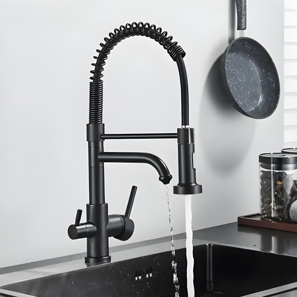 Torneira Gourmet Dual Monocomando Stylish preta com spray 360 e saída para filtro em pia de cozinha.