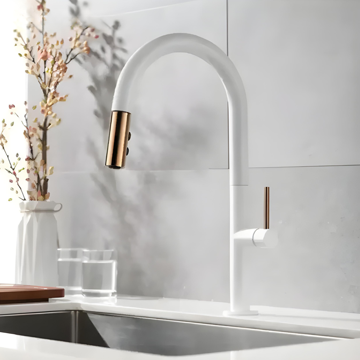 Torneira Gourmet Cozinha Monocomando Extensível Stellare branca com detalhes em dourado