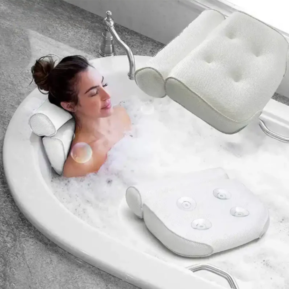 Mulher relaxando em banheira com almofada de spa branca de luxo da Homedeccori.