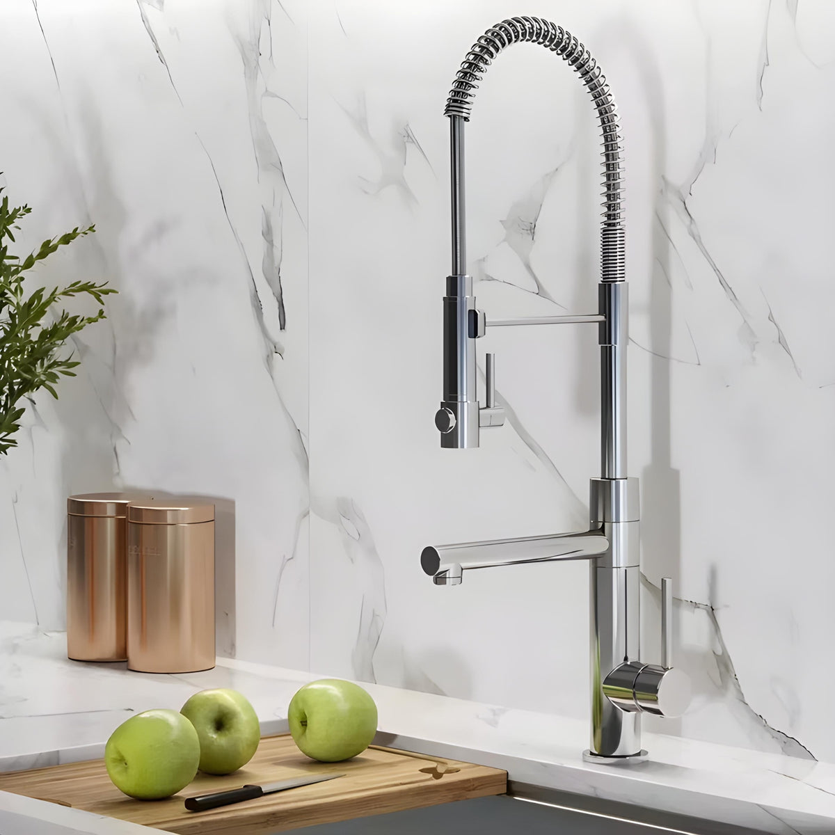 Torneira Gourmet Cozinha Monocomando Luxo Premium Santorini cromada em bancada com maçãs.