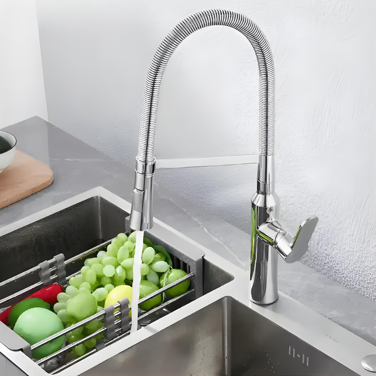 Torneira Gourmet Monocomando Cromada EliteFalls da Homedeccori lavando uvas verdes na pia.