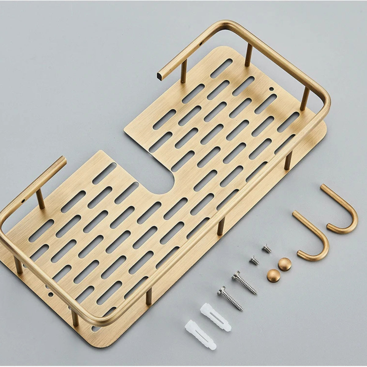 Prateleira de banheiro em bronze antigo da Homedeccori com kit de fixação e ganchos.