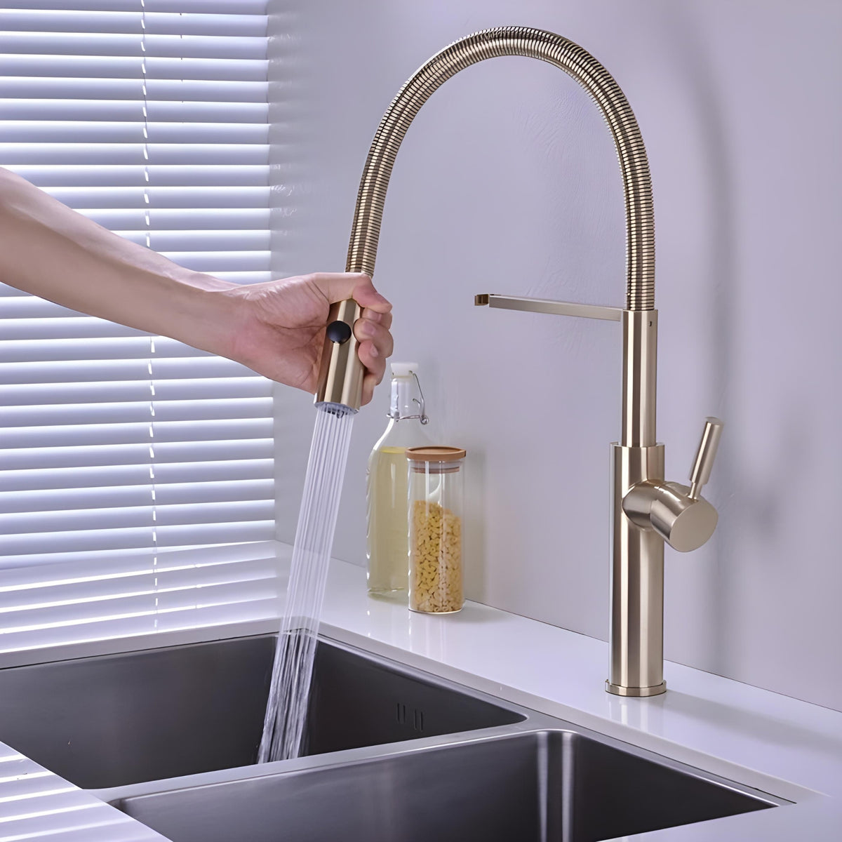 Torneira Gourmet Monocomando Dual Spray Misturador Colin em dourado instalada em pia de cozinha.