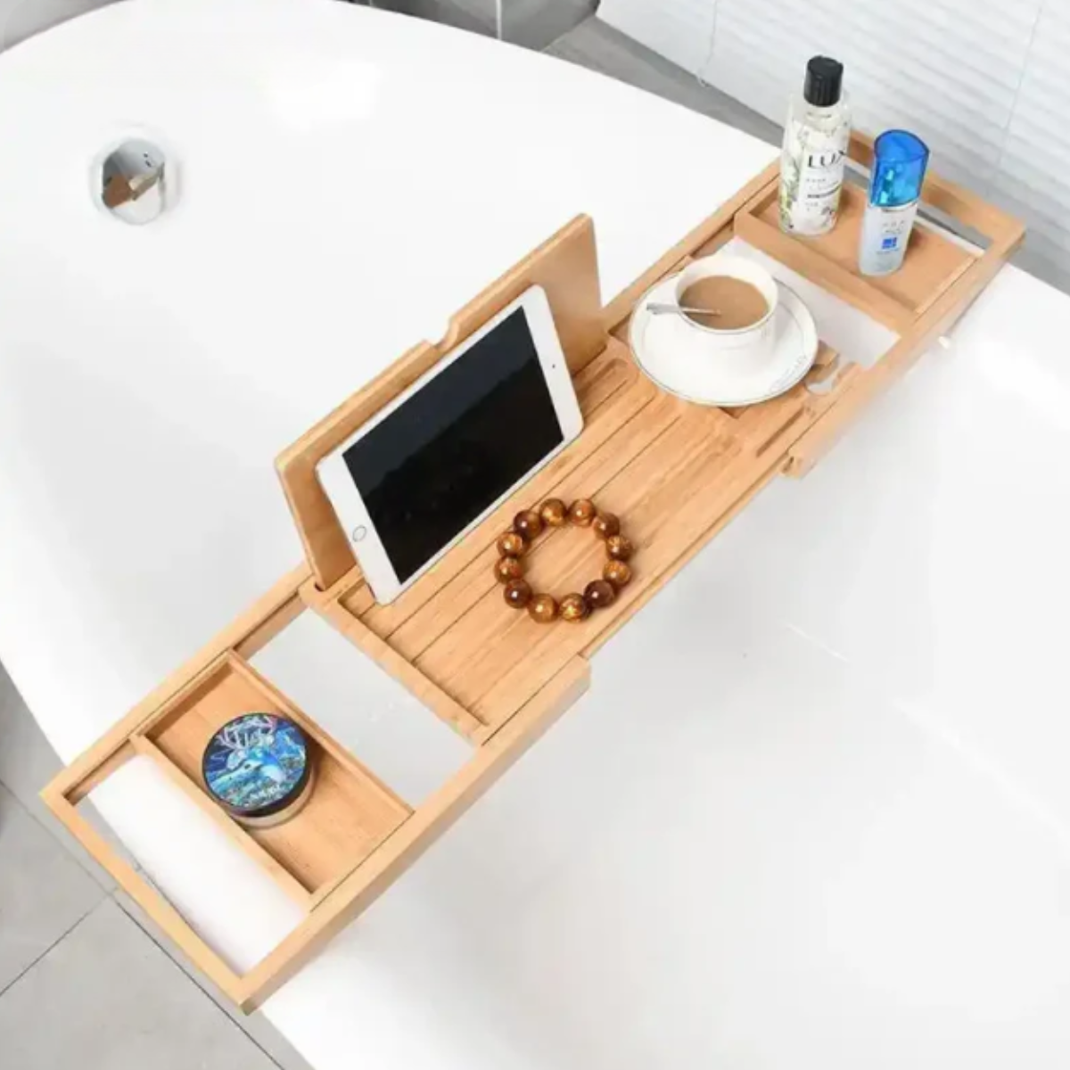 Bandeja para banheira de bambu luxo Homedeccori com tablet, xícara de café e acessórios.