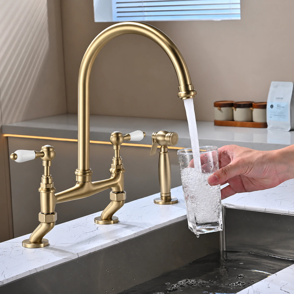Torneira de cozinha Chiavenna dourado escovado, porcelana com ducha lateral - Homedeccori