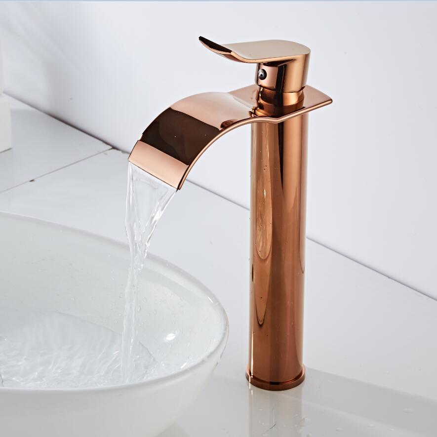 Torneira monocomando cascata de luxo bica alta dourada Homedeccori em cuba de banheiro branca