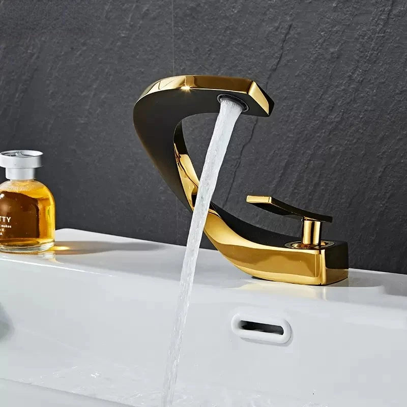 Torneira monocomando de banheiro Prestige em dourado com design moderno e água fluindo.